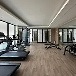 Shadow Lounge Suites Work Station & Dubai Skyline Views