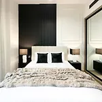 Shadow Lounge Suites Work Station & Dubai Skyline Views