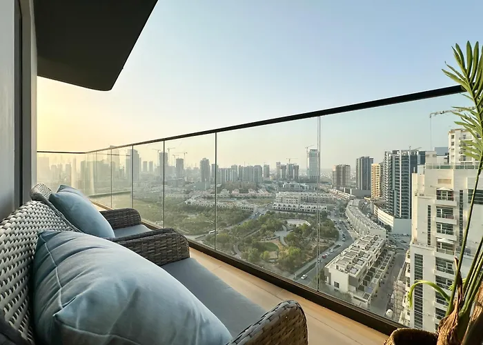 Shadow Lounge Suites Work Station & Dubai Skyline Views