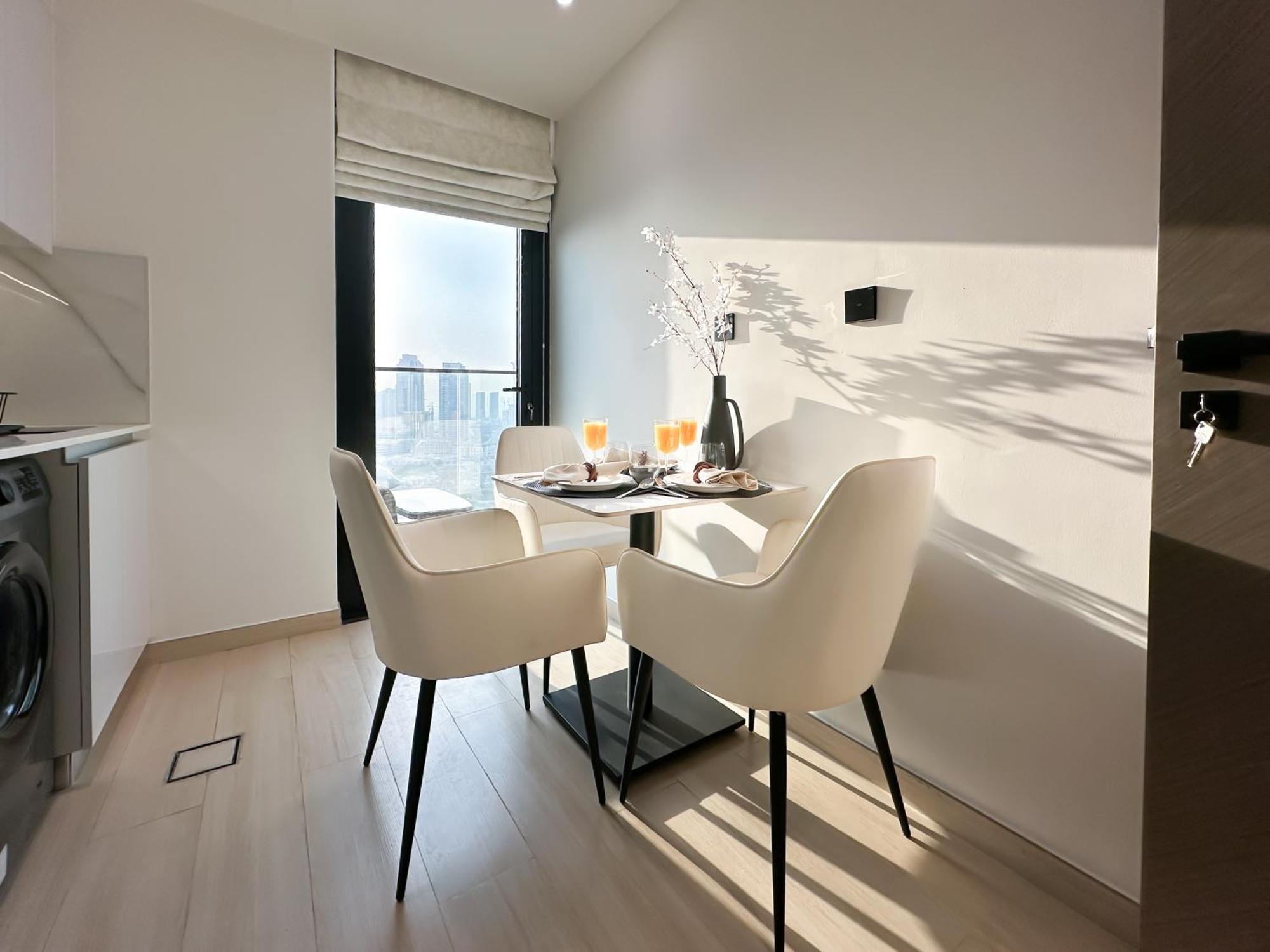 Shadow Lounge Work Station & Skyline Views Apartment
