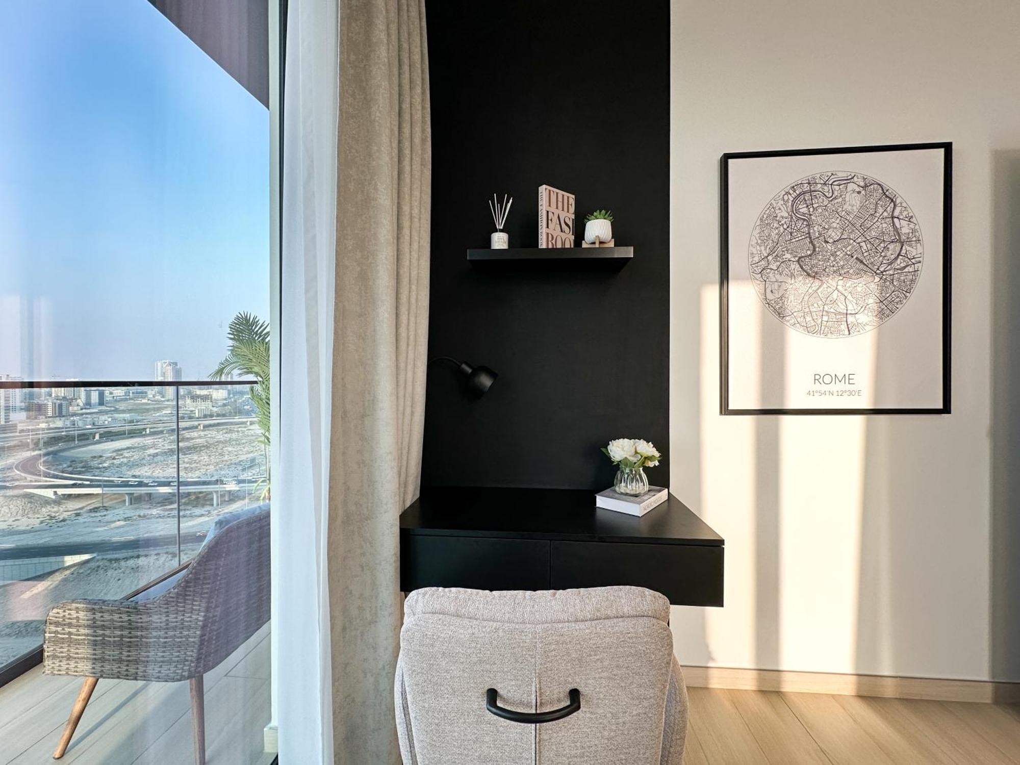 Shadow Lounge Work Station & Skyline Views Apartment