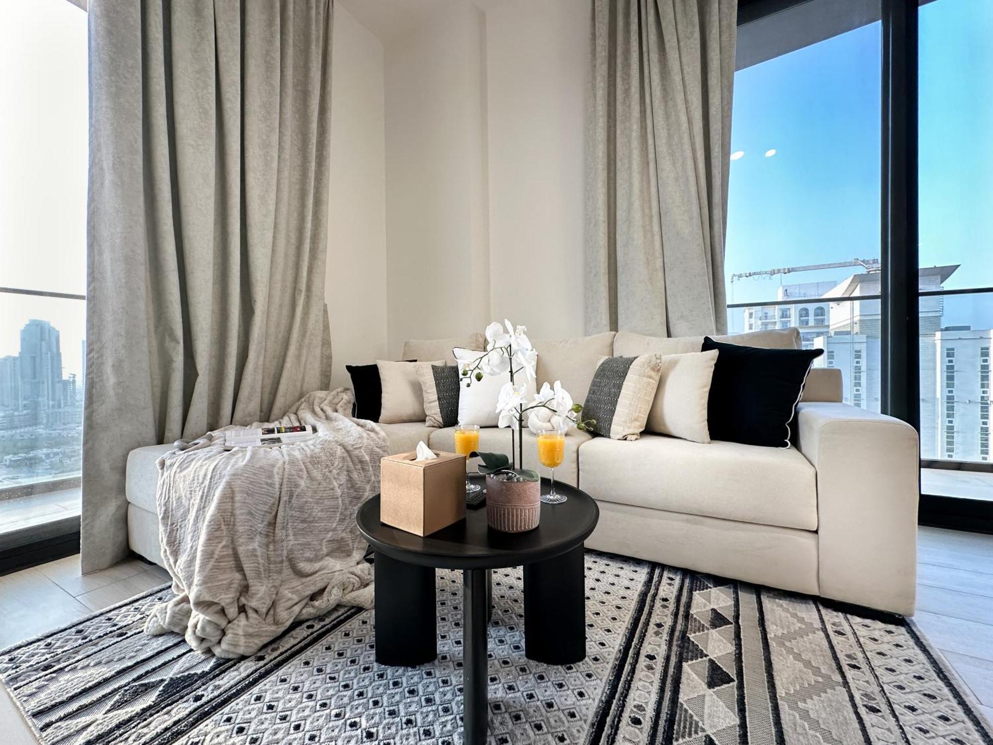 Shadow Lounge Work Station & Skyline Views Apartment Dubai