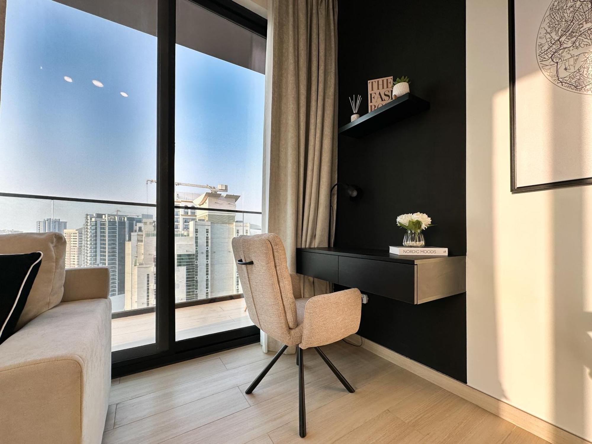 Shadow Lounge Work Station & Skyline Views Apartment Dubai