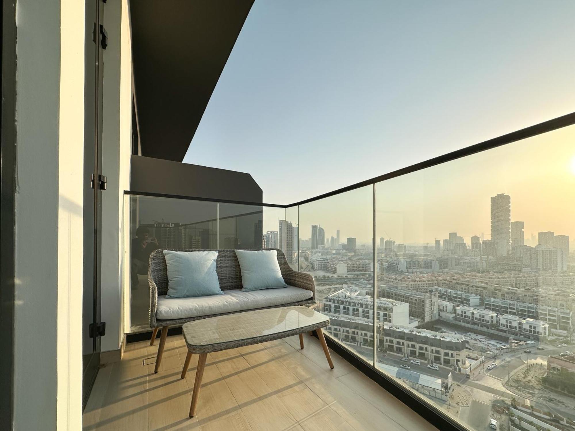 Apartment Shadow Lounge Work Station & Skyline Views